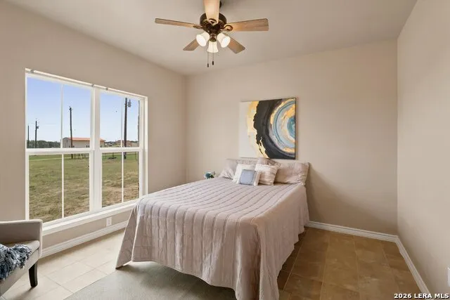 200 Lakeview Cir La Vernia, TX 78121