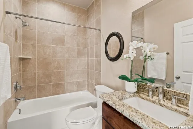 200 Lakeview Cir La Vernia, TX 78121