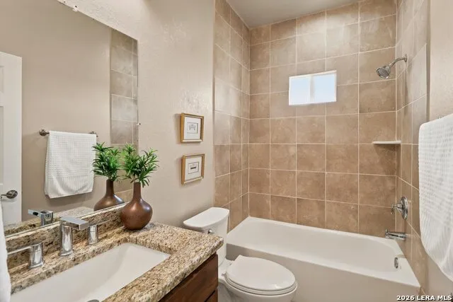 200 Lakeview Cir La Vernia, TX 78121