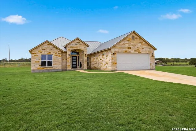 200 Lakeview Cir La Vernia, TX 78121