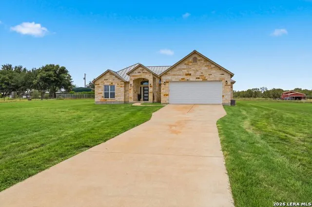 200 Lakeview Cir La Vernia, TX 78121