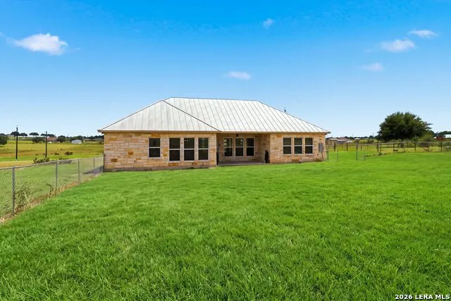 200 Lakeview Cir La Vernia, TX 78121
