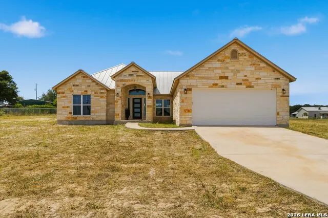 200 Lakeview Cir La Vernia, TX 78121