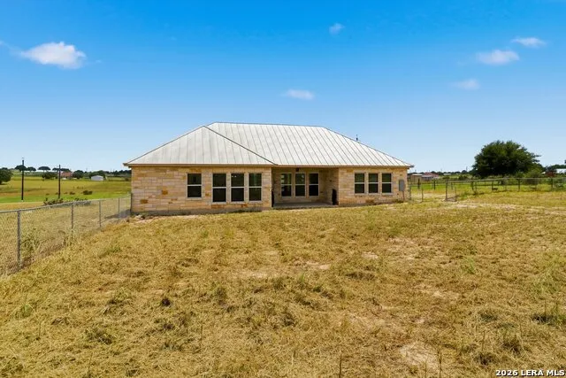 200 Lakeview Cir La Vernia, TX 78121