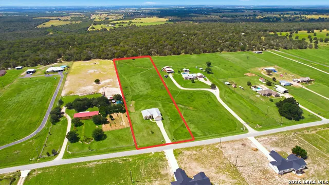 200 Lakeview Cir La Vernia, TX 78121