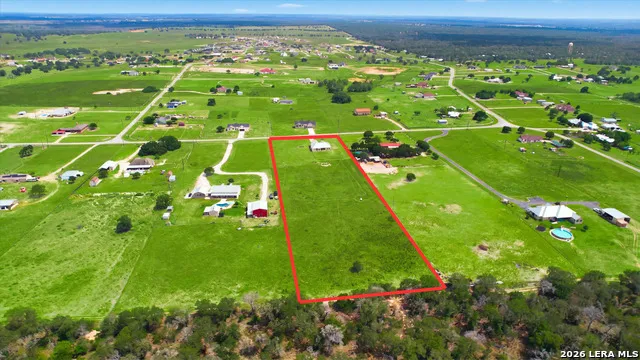 200 Lakeview Cir La Vernia, TX 78121
