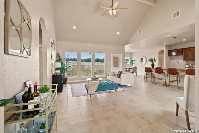 200 Lakeview Cir La Vernia, TX 78121