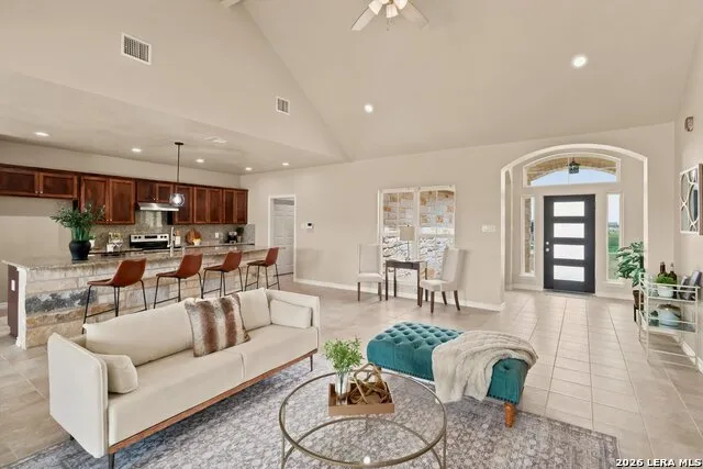 200 Lakeview Cir La Vernia, TX 78121