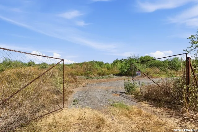 16818 S US HIGHWAY 281 San Antonio, TX 78221