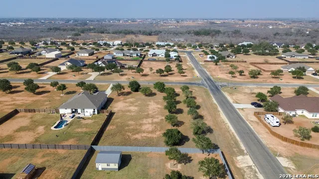 165 E MEDIUM MEADOW DR Lytle, TX 78052