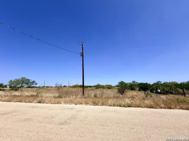 102 County Road 2665 Devine, TX 78016