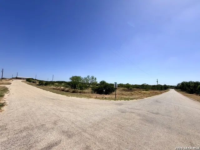 102 County Road 2665 Devine, TX 78016