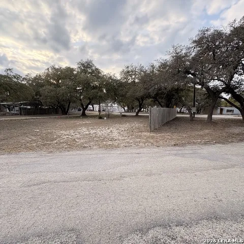 138 LAKESHORE DR S Bandera, TX 78003