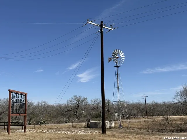 105 SYLAS HAYES LOOP Pleasanton, TX 78064