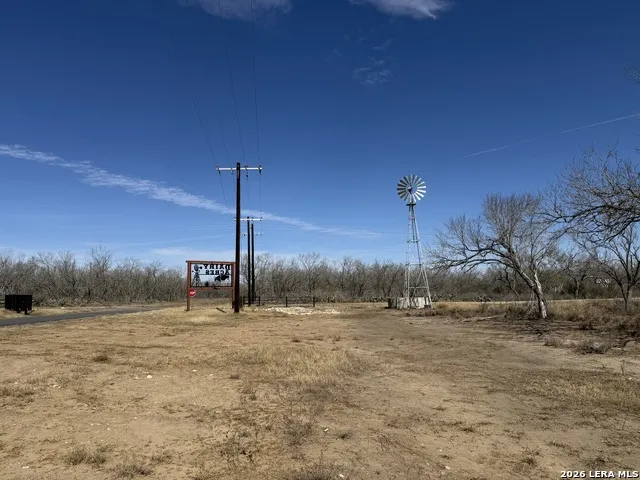 105 SYLAS HAYES LOOP Pleasanton, TX 78064