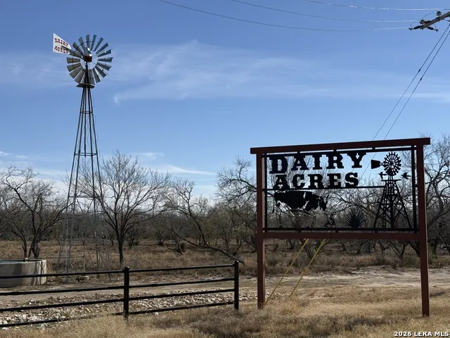 105 SYLAS HAYES LOOP Pleasanton, TX 78064