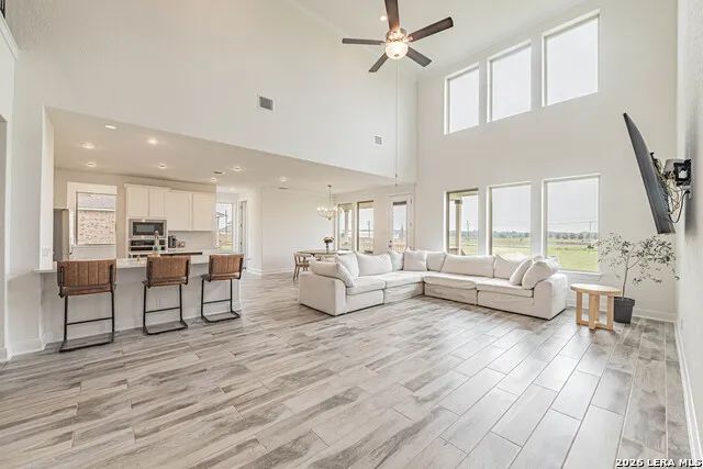 109 WILLOW OAK TRL Floresville, TX 78114