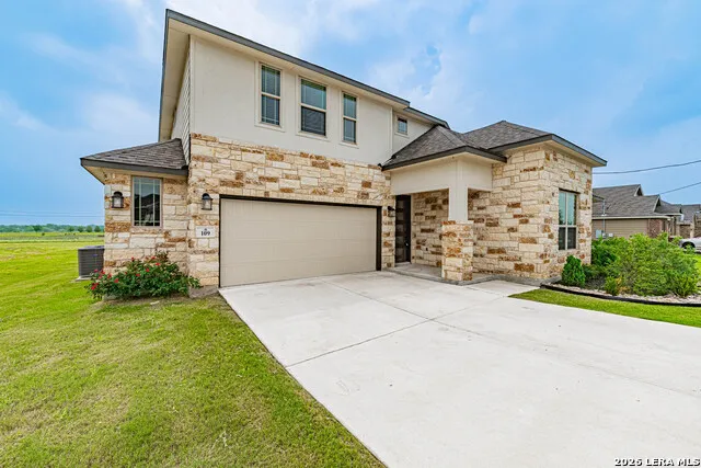 109 WILLOW OAK TRL Floresville, TX 78114