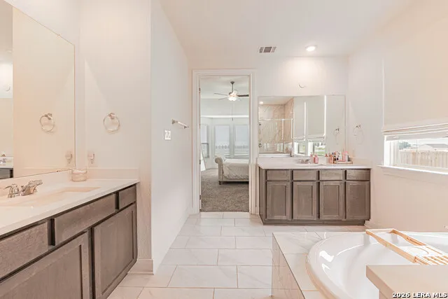 109 WILLOW OAK TRL Floresville, TX 78114