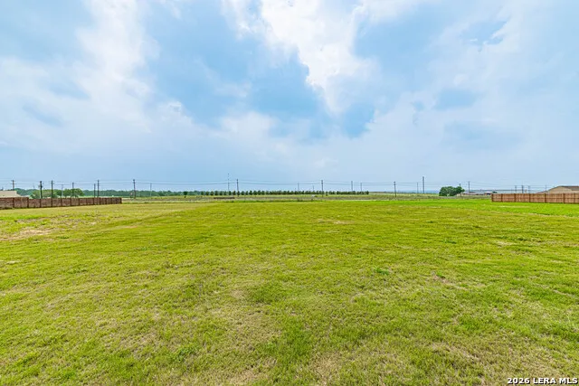 109 WILLOW OAK TRL Floresville, TX 78114