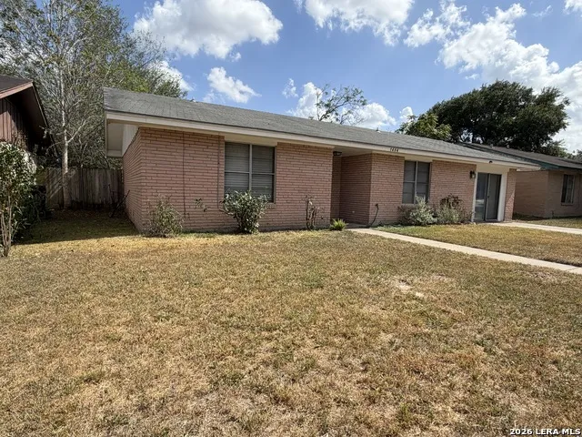 1404 FAIRVIEW DR Beeville, TX 78102