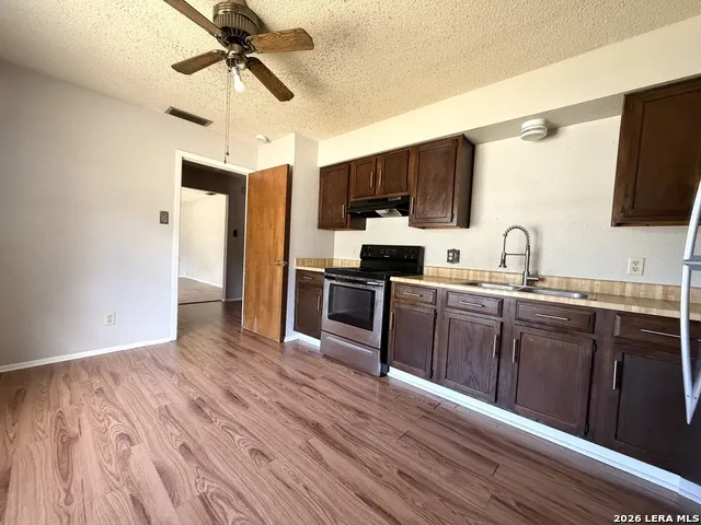 1404 FAIRVIEW DR Beeville, TX 78102