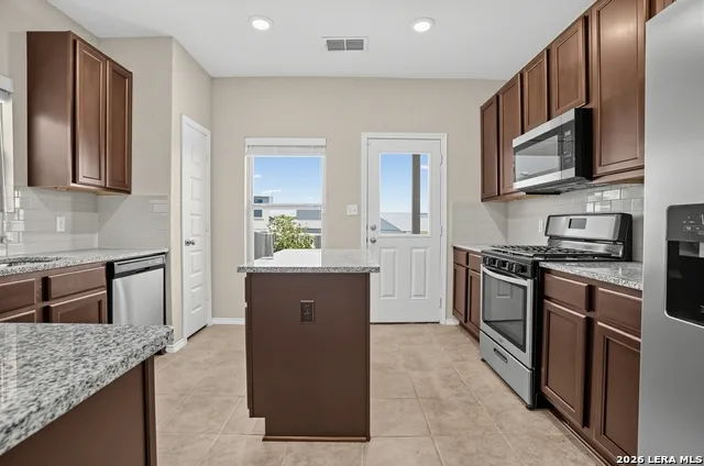 5502 DANIEL WAY St Hedwig, TX 78152