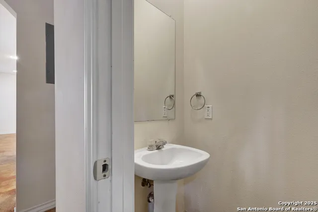 7823 KINGSBURY WOOD Unit 4 San Antonio, TX 78240