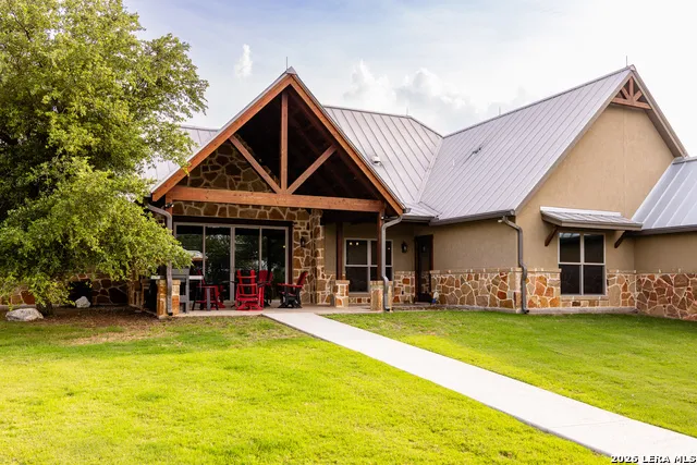 195 Kamira Drive Kerrville, TX 78028