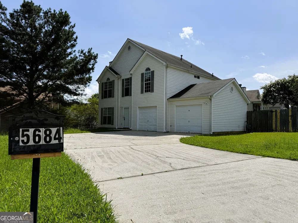 5684 Eagles Feather LN Riverdale, GA 30274