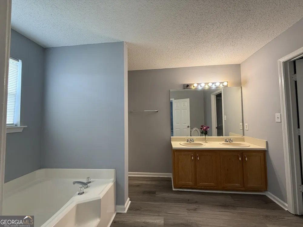 5684 Eagles Feather LN Riverdale, GA 30274