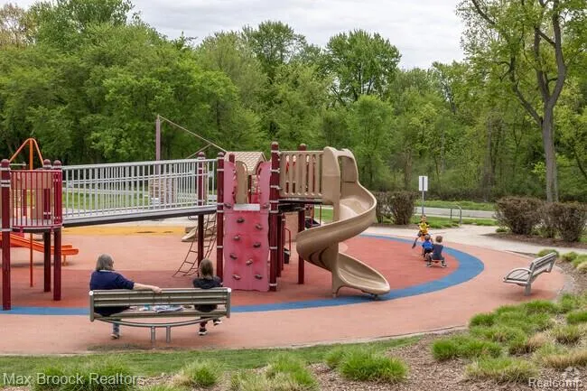 5439 DEERFIELD VILLAGE DRIVE West Bloomfield Charter Township, MI 48322