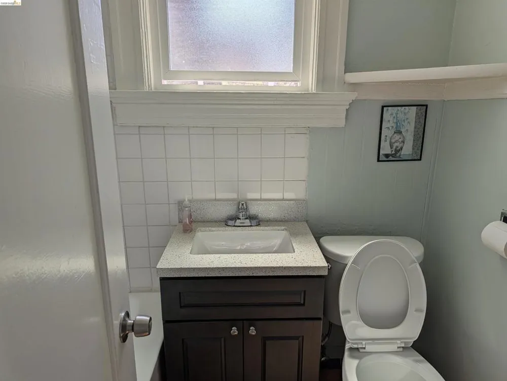 1086 66Th St Oakland, CA 94608