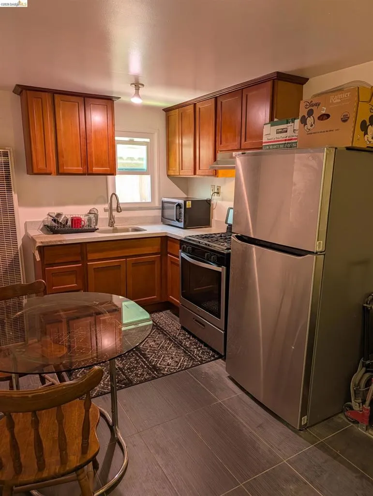 1086 66Th St Oakland, CA 94608