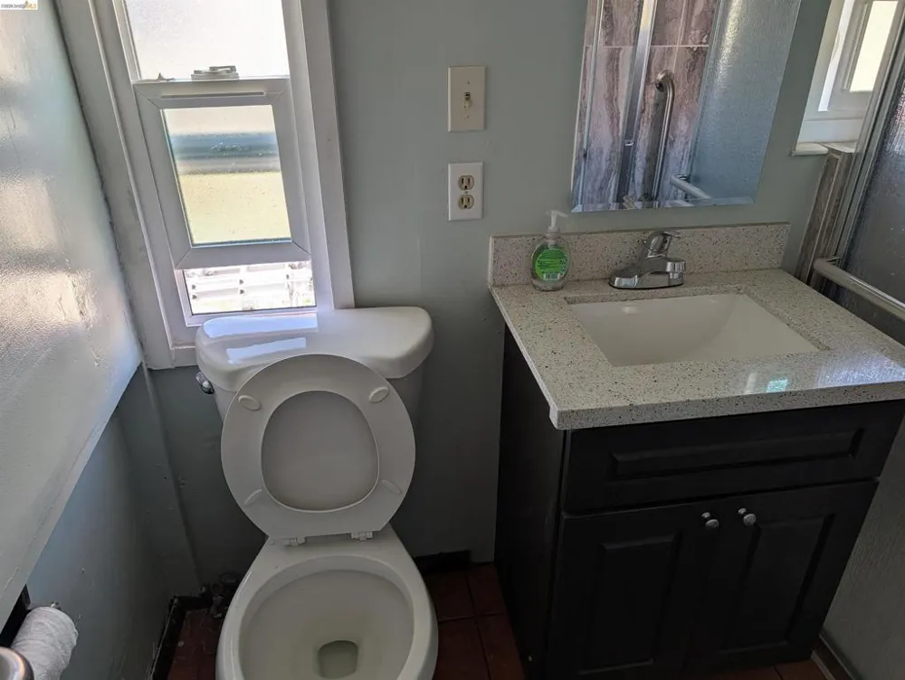 1086 66Th St Oakland, CA 94608