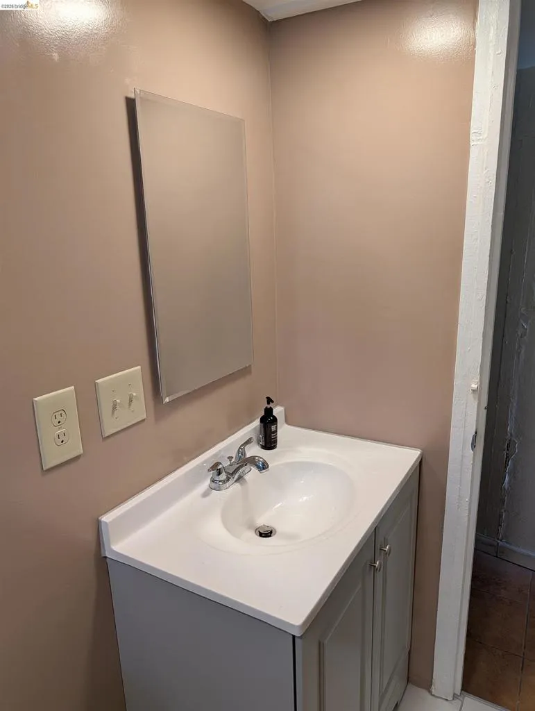 1086 66Th St Oakland, CA 94608