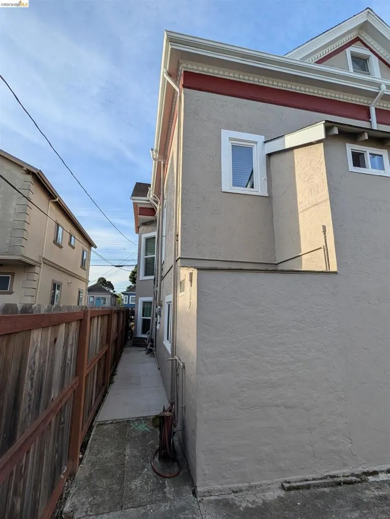 1086 66Th St Oakland, CA 94608
