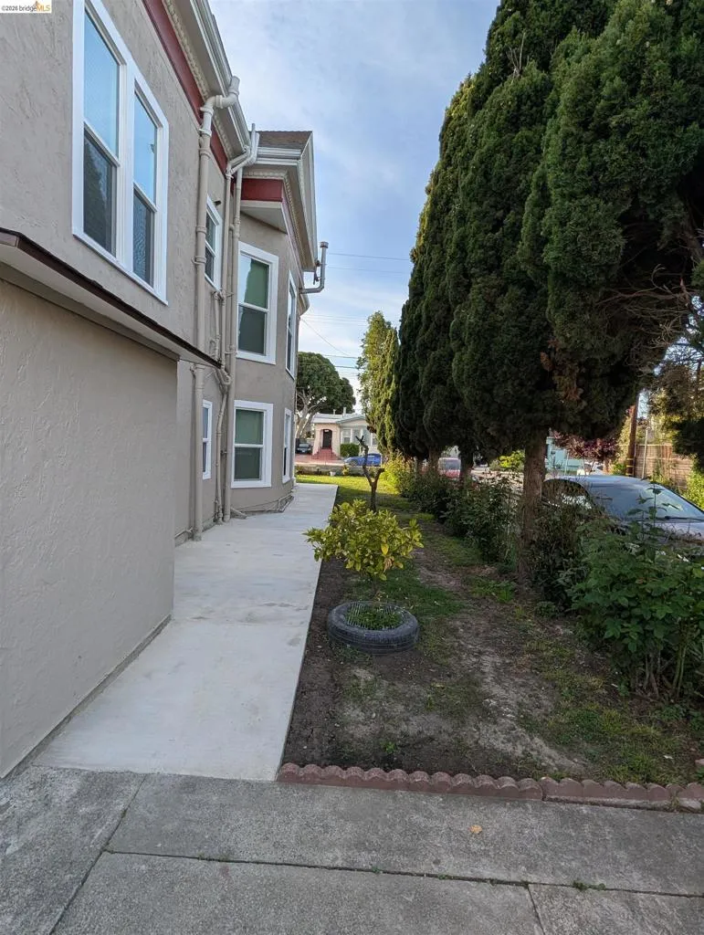 1086 66Th St Oakland, CA 94608