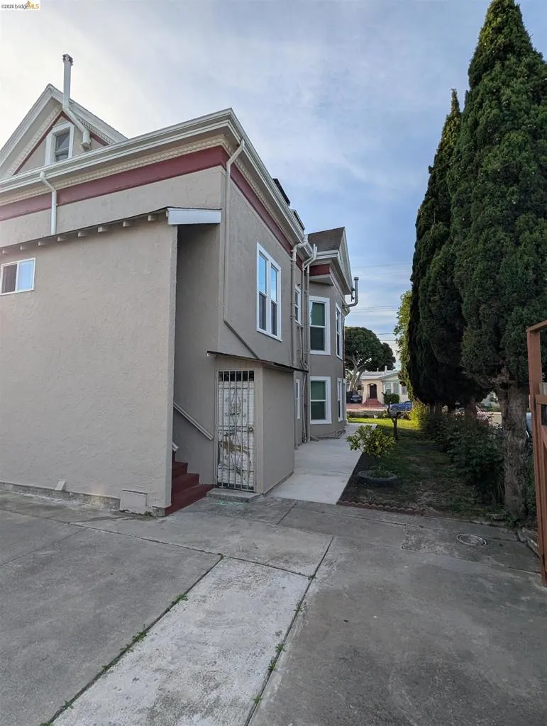 1086 66Th St Oakland, CA 94608