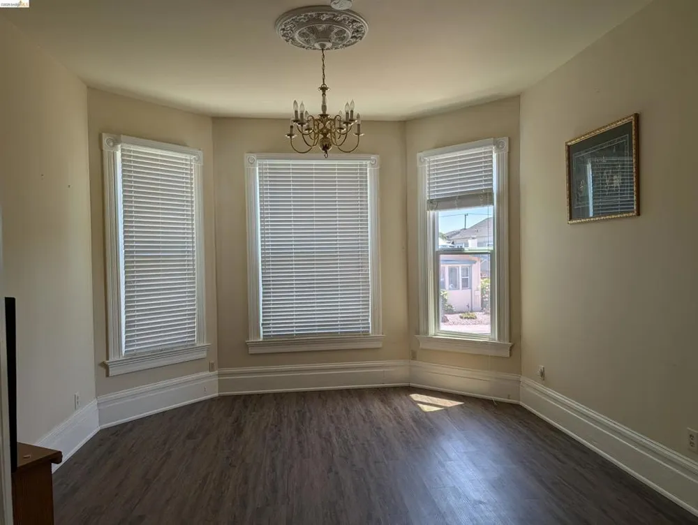 1086 66Th St Oakland, CA 94608