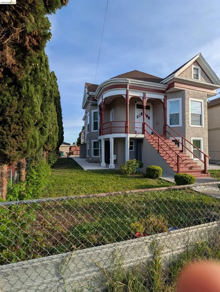1086 66Th St Oakland, CA 94608