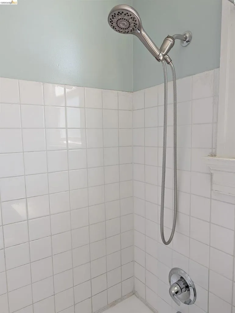 1086 66Th St Oakland, CA 94608