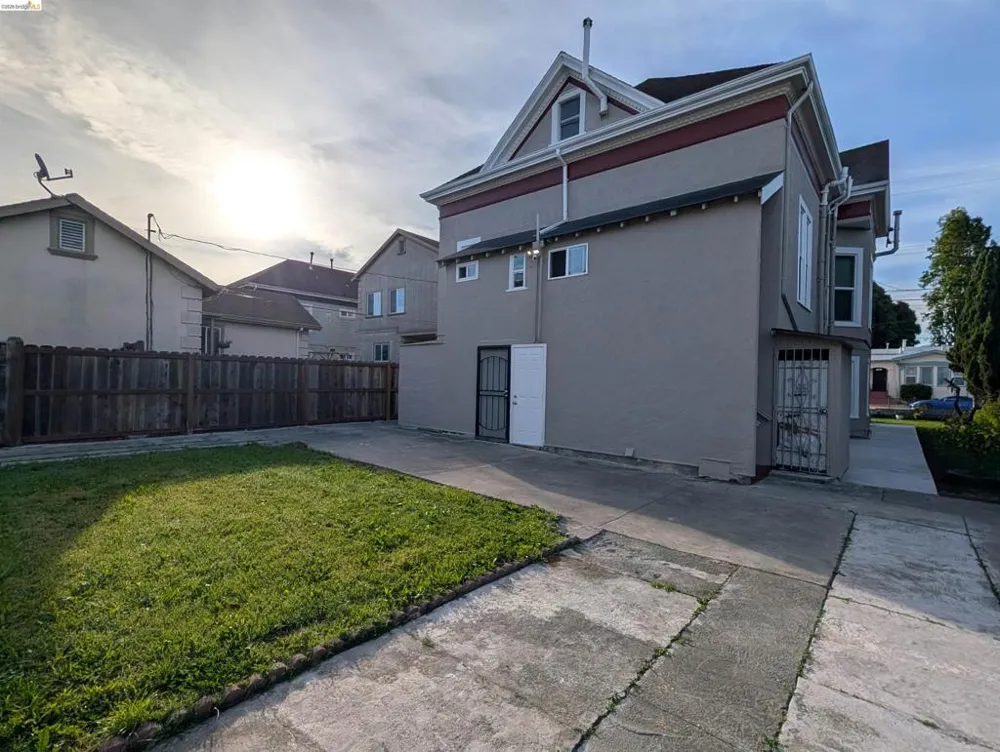 1086 66Th St Oakland, CA 94608