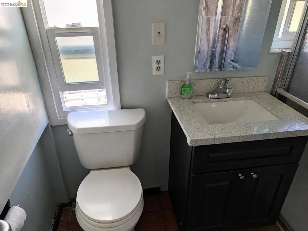 1086 66Th St Oakland, CA 94608