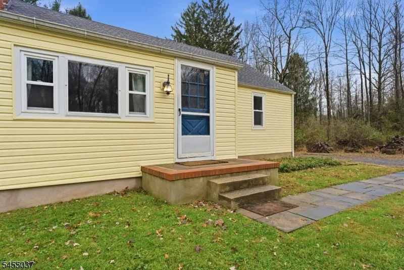 131 Crusher Rd Hopewell, NJ 08525