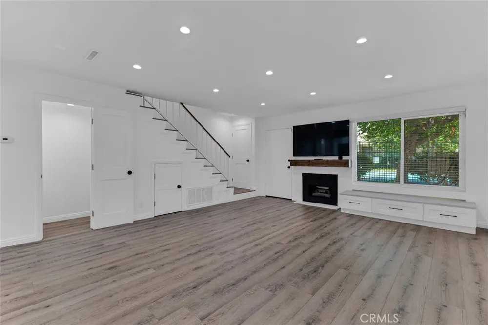 9555 Sepulveda #5 North Hills, CA 91343