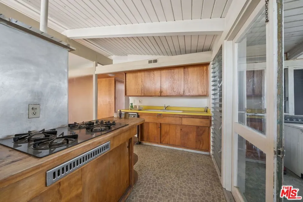 3208 Studebaker Road Long Beach, CA 90808