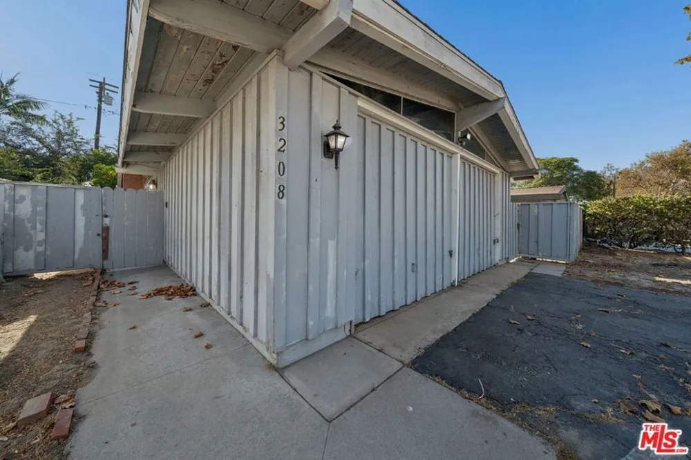 3208 Studebaker Road Long Beach, CA 90808