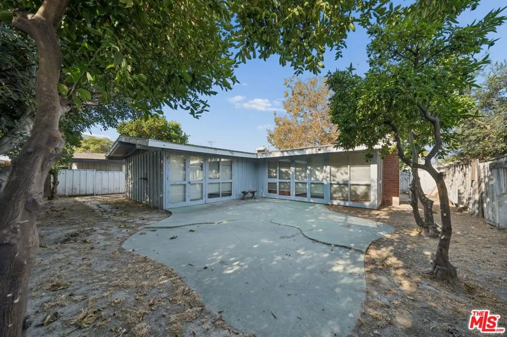 3208 Studebaker Road Long Beach, CA 90808