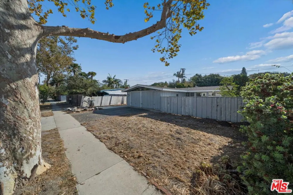 3208 Studebaker Road Long Beach, CA 90808